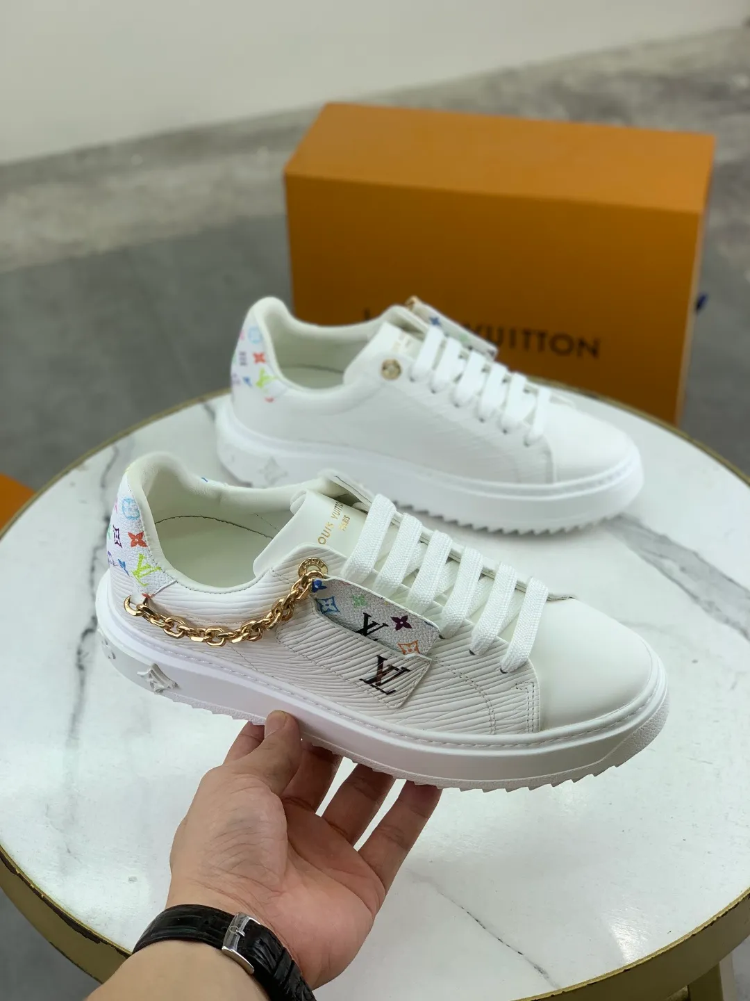 Men's men's shoes 💰P700 New 💶 Top version [LOUIS VUITTON] Couple 🧑‍🤝‍🧑 Craft style series (original order) New 🍀LV Louis Vuitton - top version LV classic high-top trendy shoes! Made of imported original craft calfskin, original breathable lining, and original wear-resistant, lightweight, high-end TPU outsole! High quality products! A variety of colors are available, code numbers: female 35-39, male 39-44 (female 40, male 45 customized)